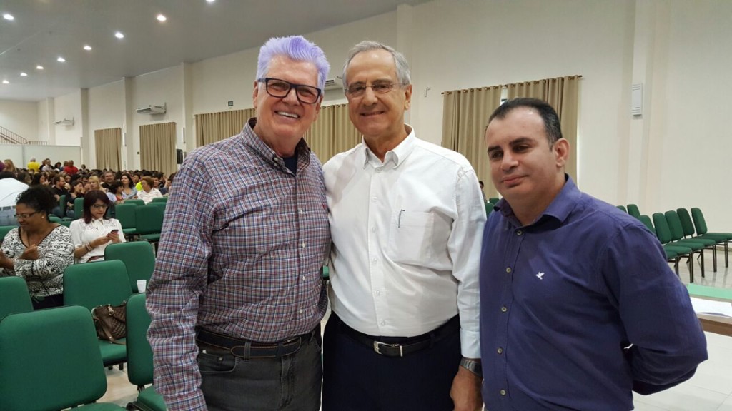 Ao lado do Prof. Gretz, o prefeito de São Carlos, Paulo Roberto Altomani e o Secretário de Educação Douglas Marangoni.