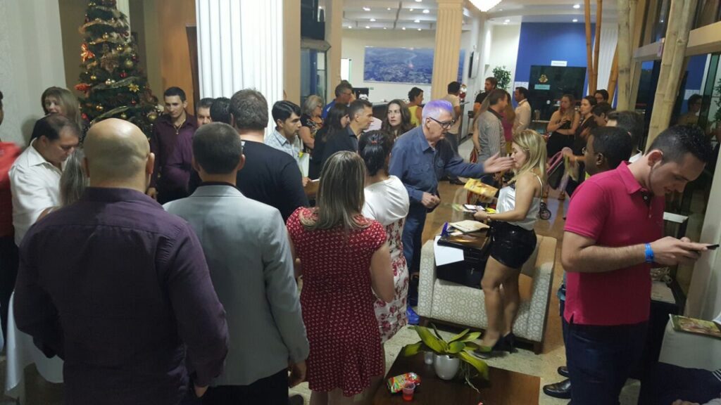 Autografando livros no final da palestra.