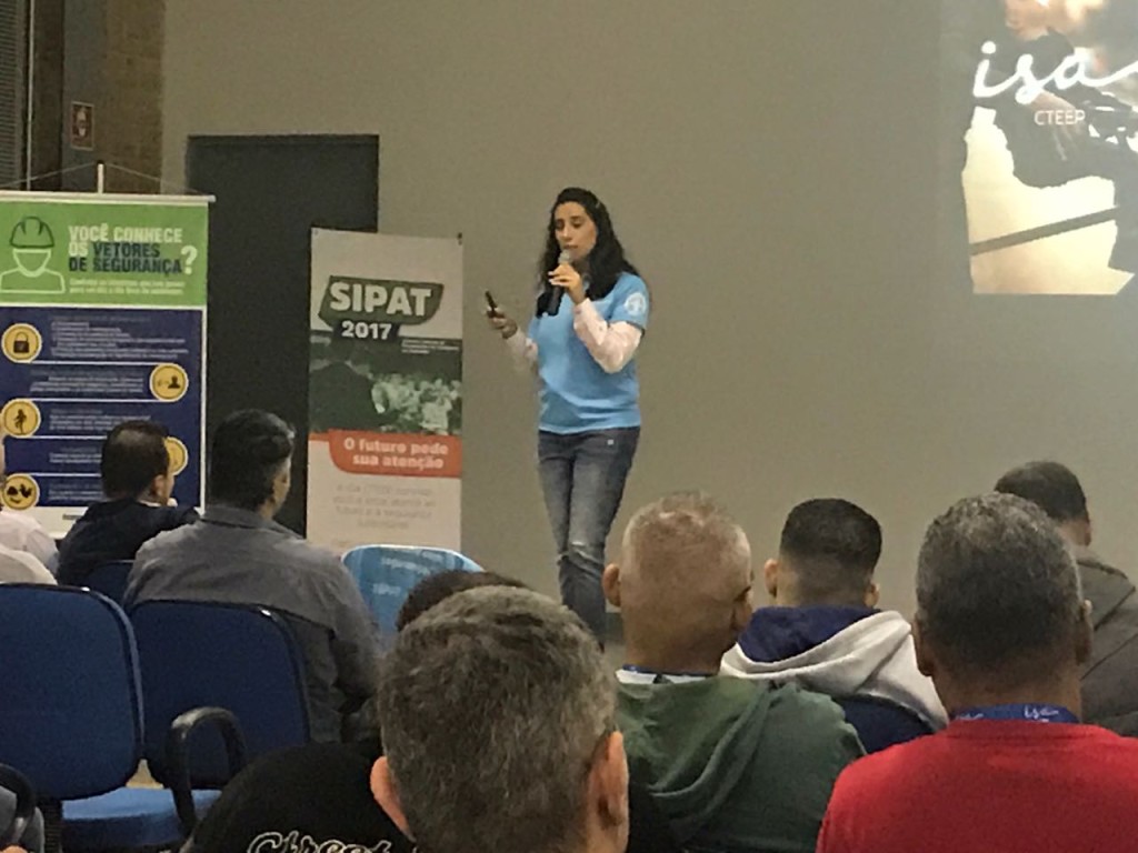 Ester, gerente de Recursos Humanos, apresentando no SIPAT da ISA/CTEEP em São Paulo, com muito entusiasmo, o Programa de Reconhecimento, foco principal do evento.