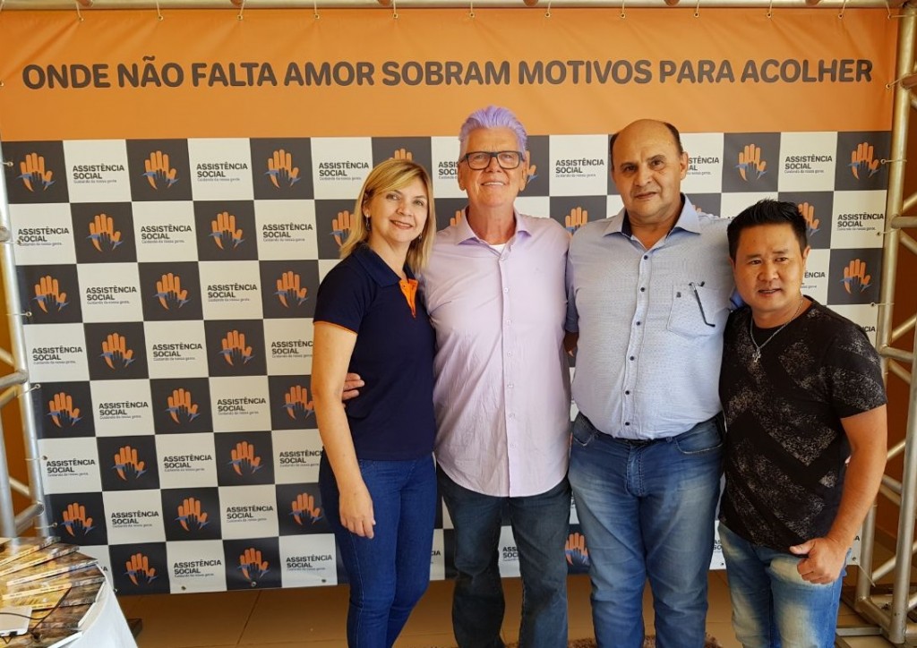 Nesta foto, ao meu lado, a secretaria da Assistência Social, Terezinha Valkíria, o prefeito Beto Sobrinho e o presidente da Câmara de Vereadores, Marcio Tadashi.